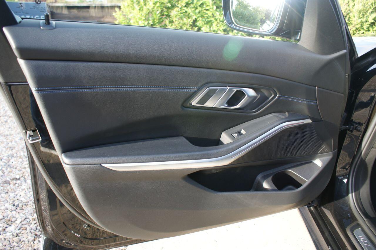 BMW 3 Series view 25