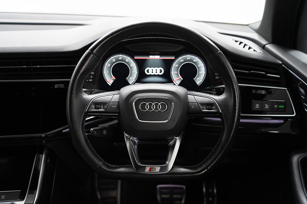 Audi Q7 view 10