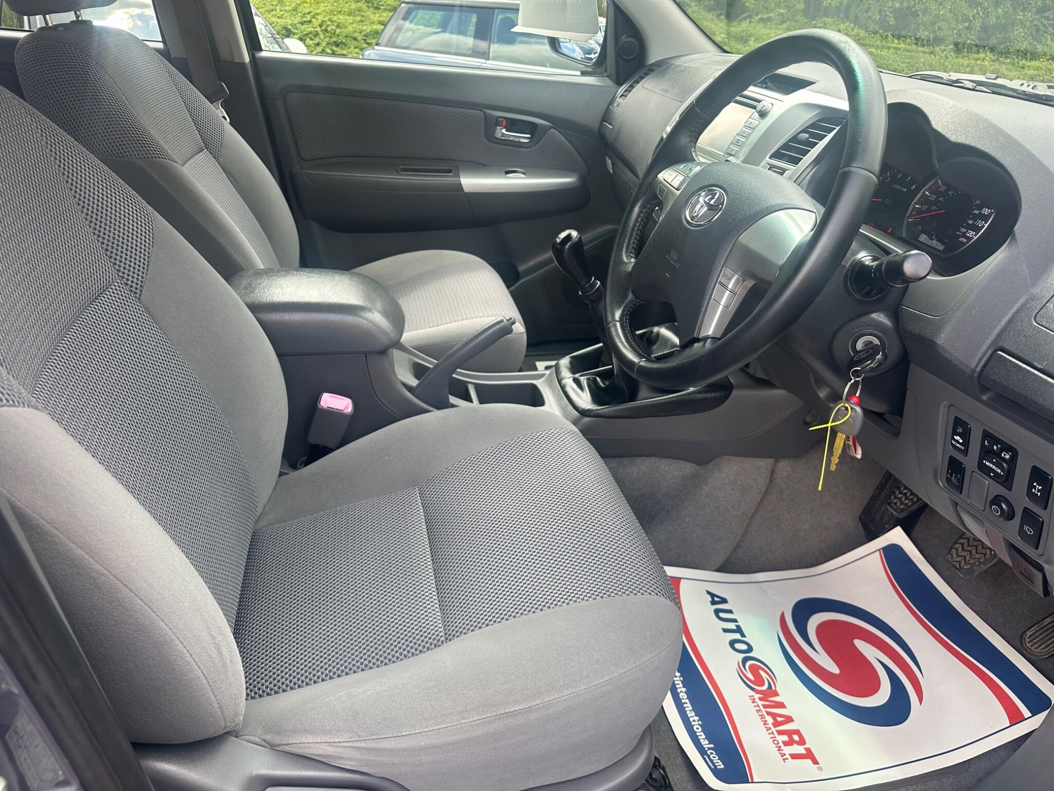 Toyota Hilux view 5