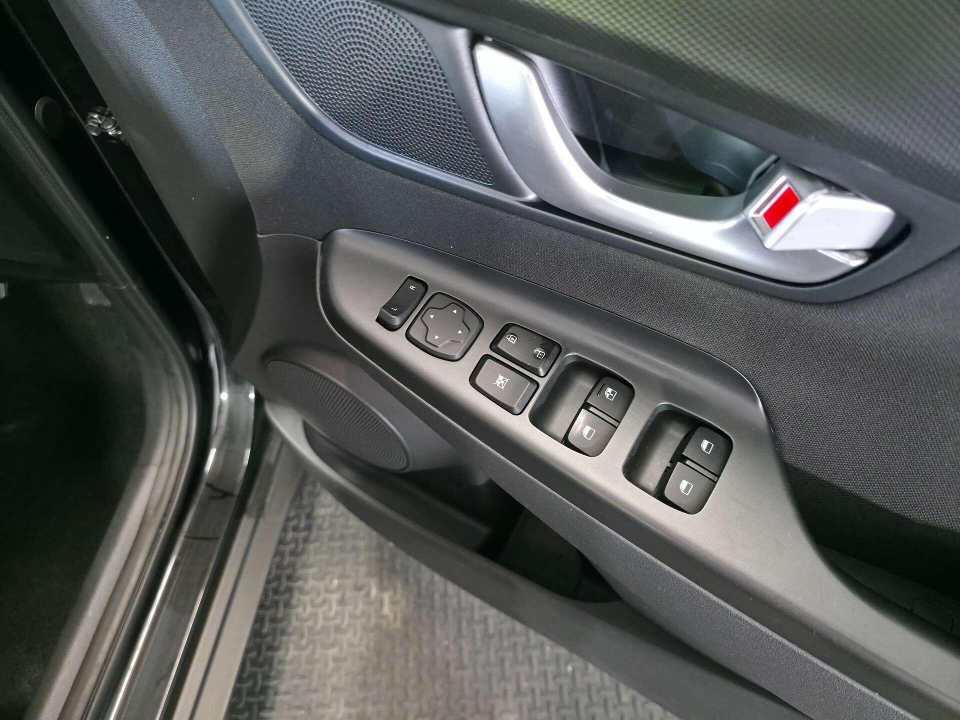 Hyundai Kona view 21