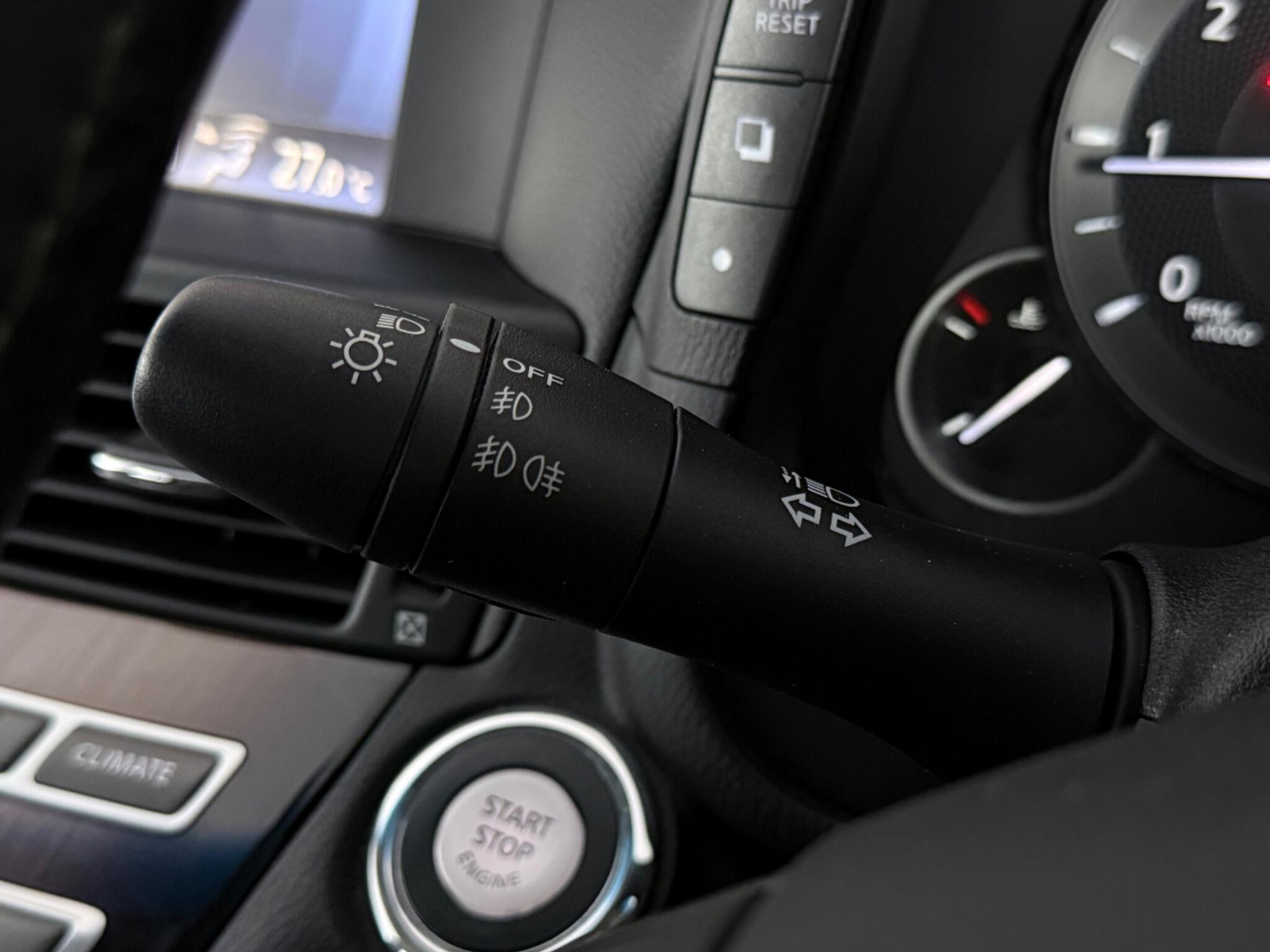 Infiniti Q70 view 18