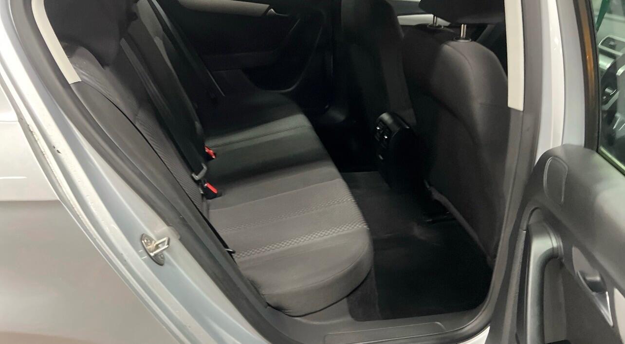 Volkswagen Passat view 8