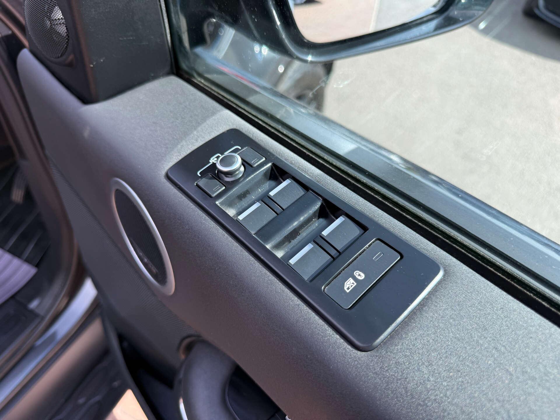 Land Rover Discovery view 35