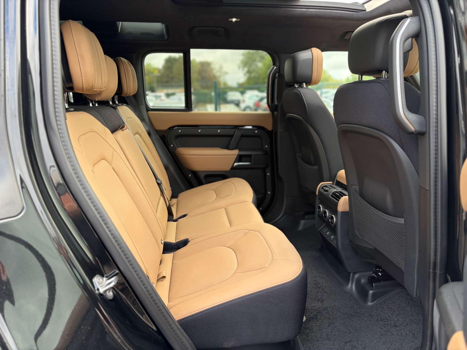 Land Rover Defender 110 view 27