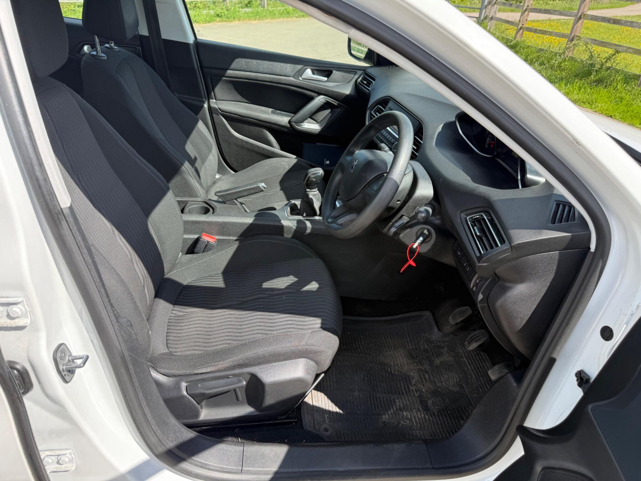 Peugeot 308 1.2 PureTech Access Euro 6 (s/s) 5dr — photo 37 of 100