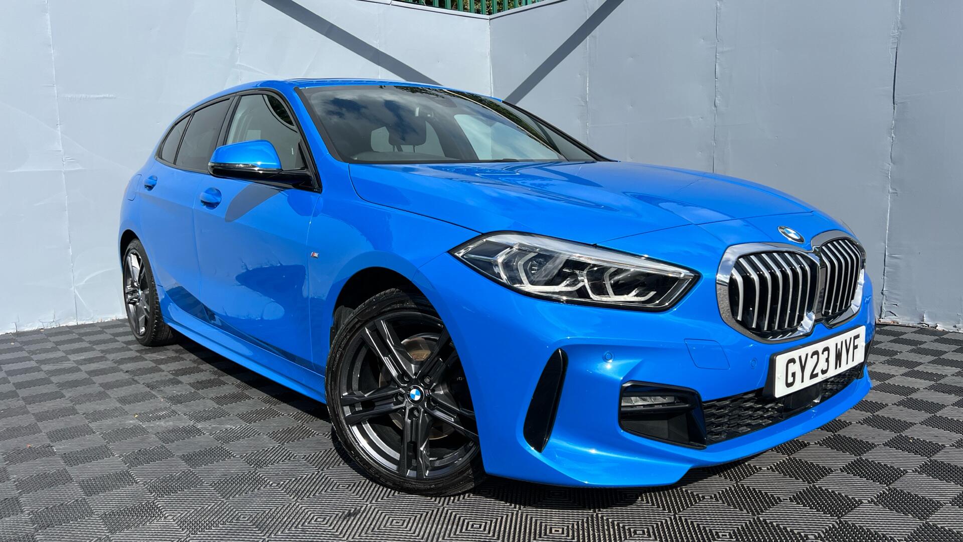 BMW 1 Series view 24