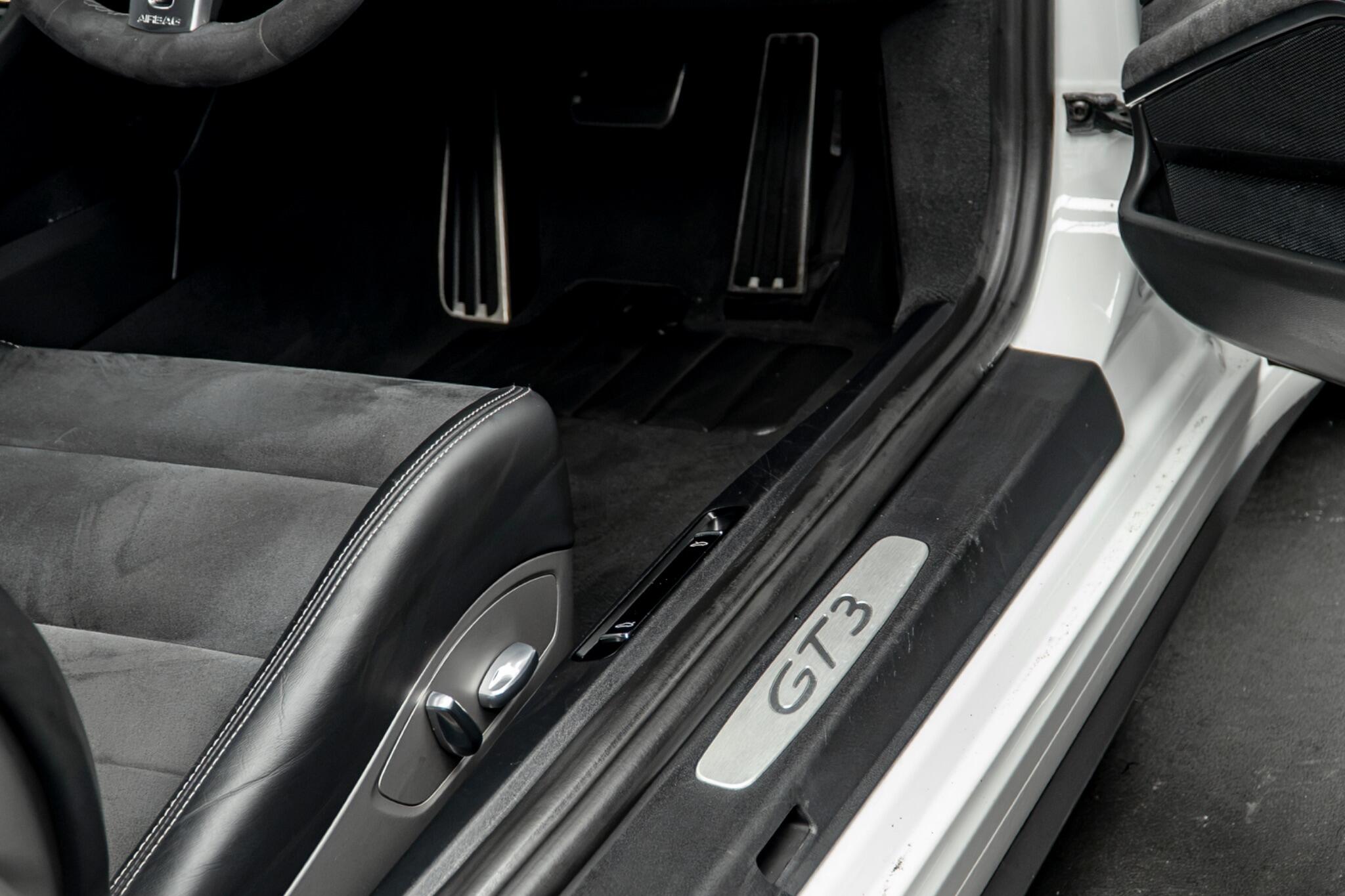 Porsche 911 view 45