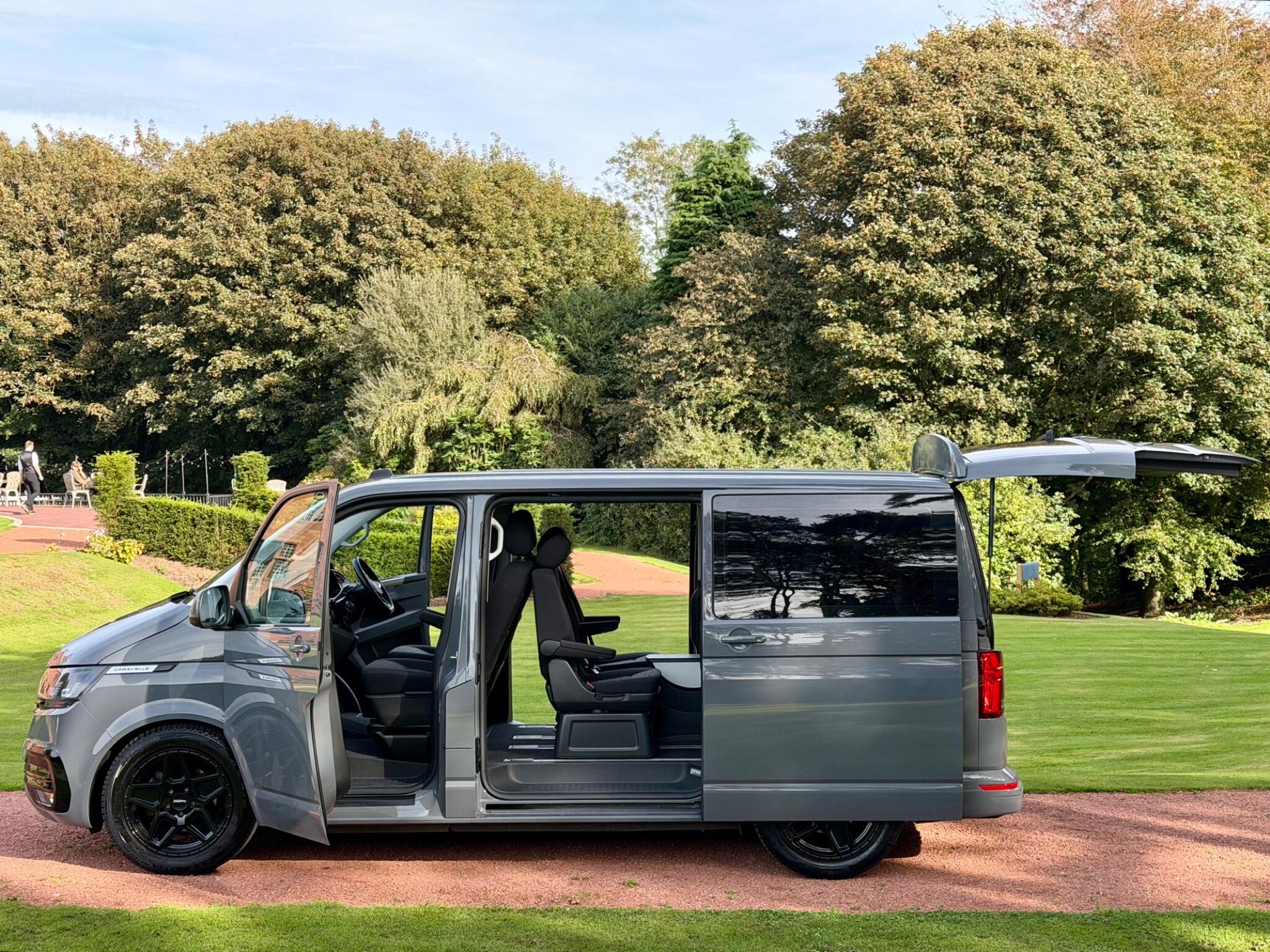 Volkswagen Caravelle view 9
