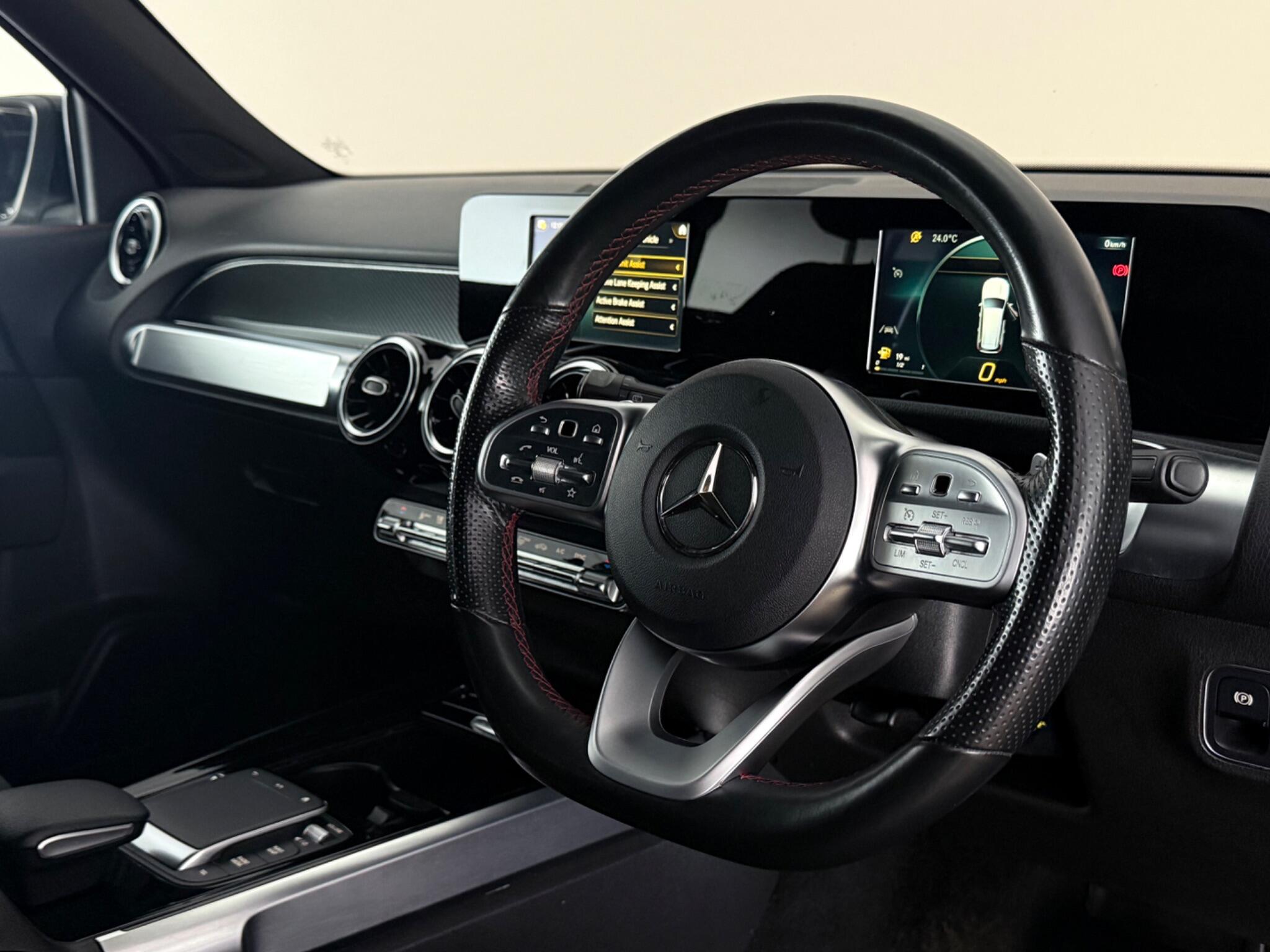 Mercedes-Benz GLB view 3