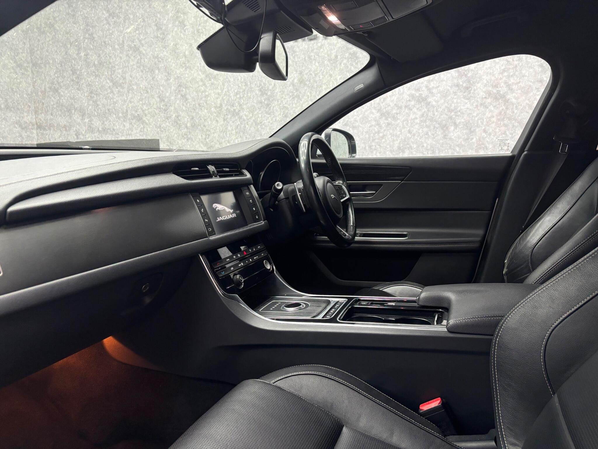 Jaguar XF view 20