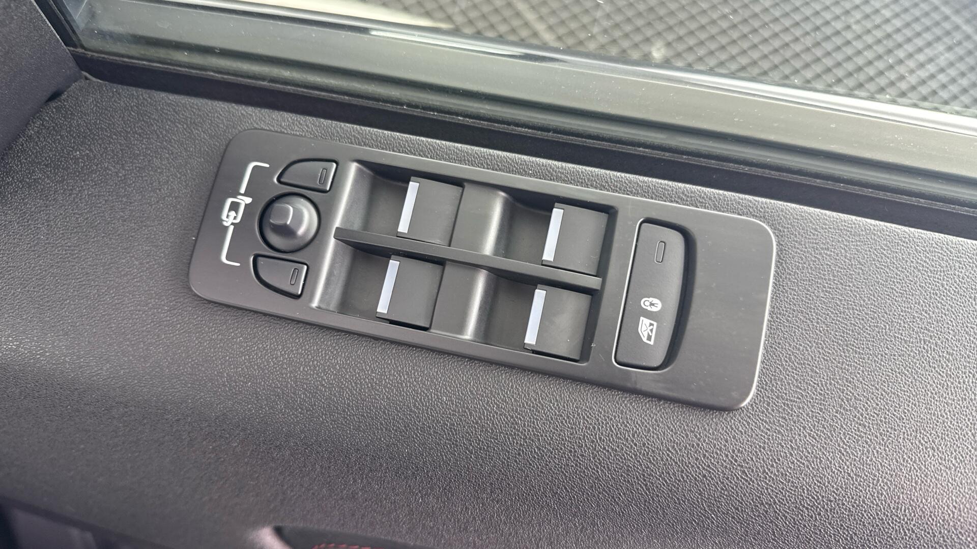 Land Rover Discovery Sport view 36