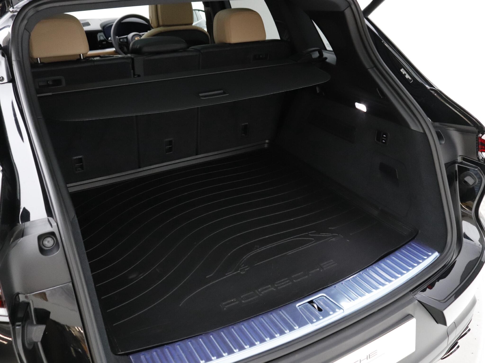 Porsche Cayenne view 19