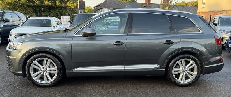 Audi Q7 view 4