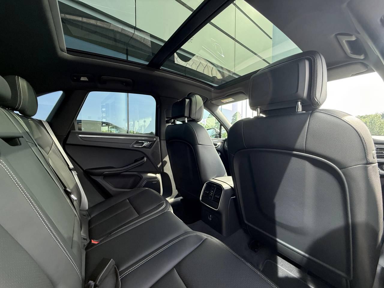 Porsche Macan view 20