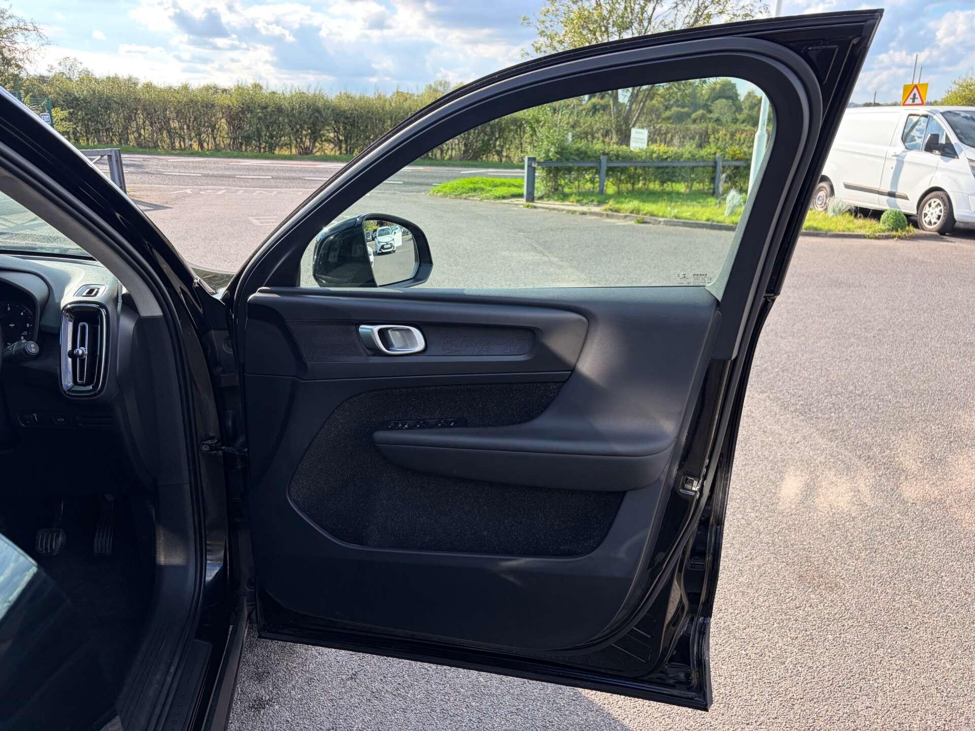 Volvo XC40 view 34