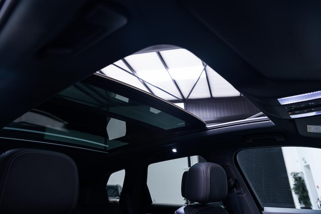 Volkswagen Touareg view 4