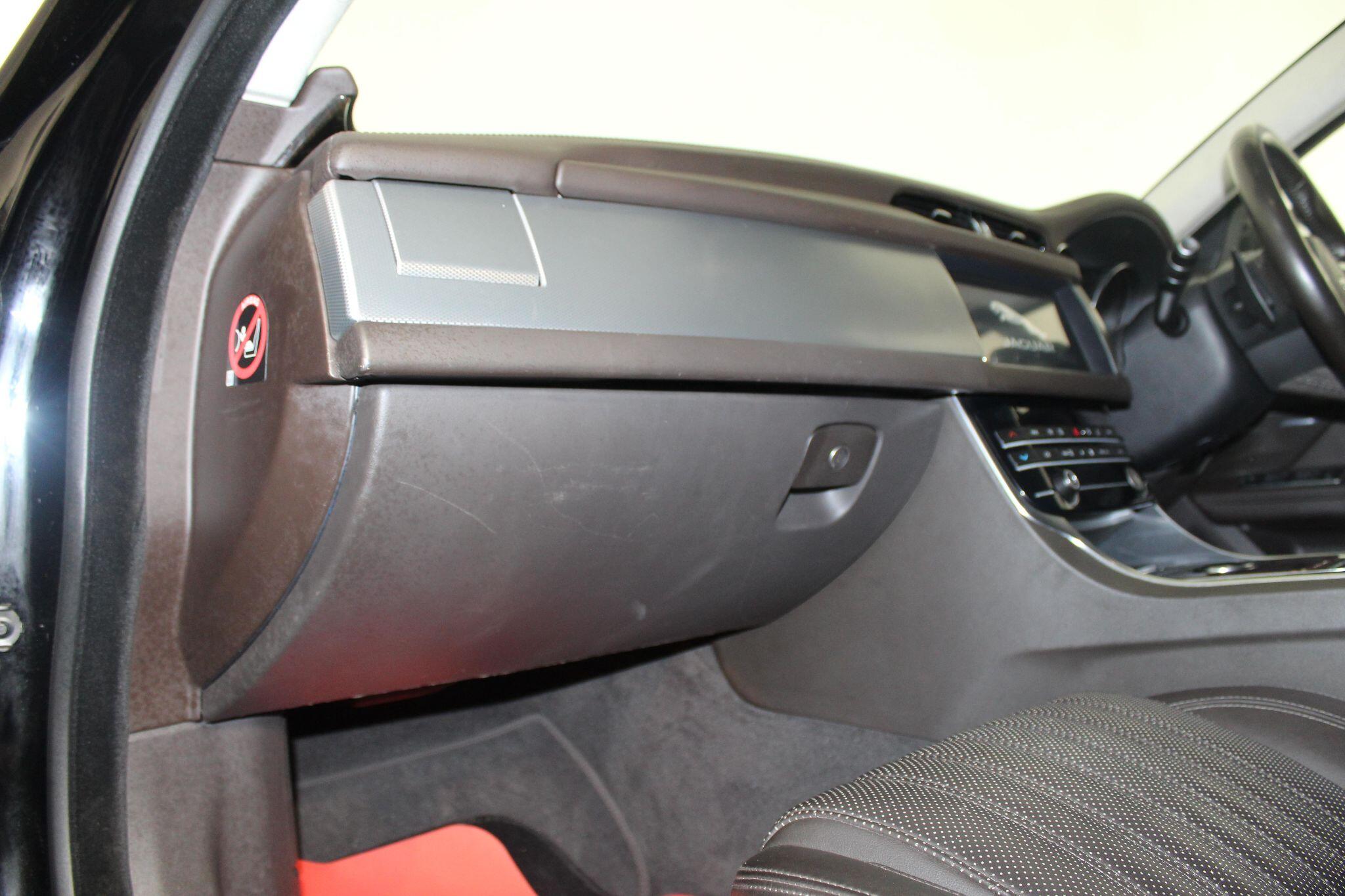 Jaguar XF view 32