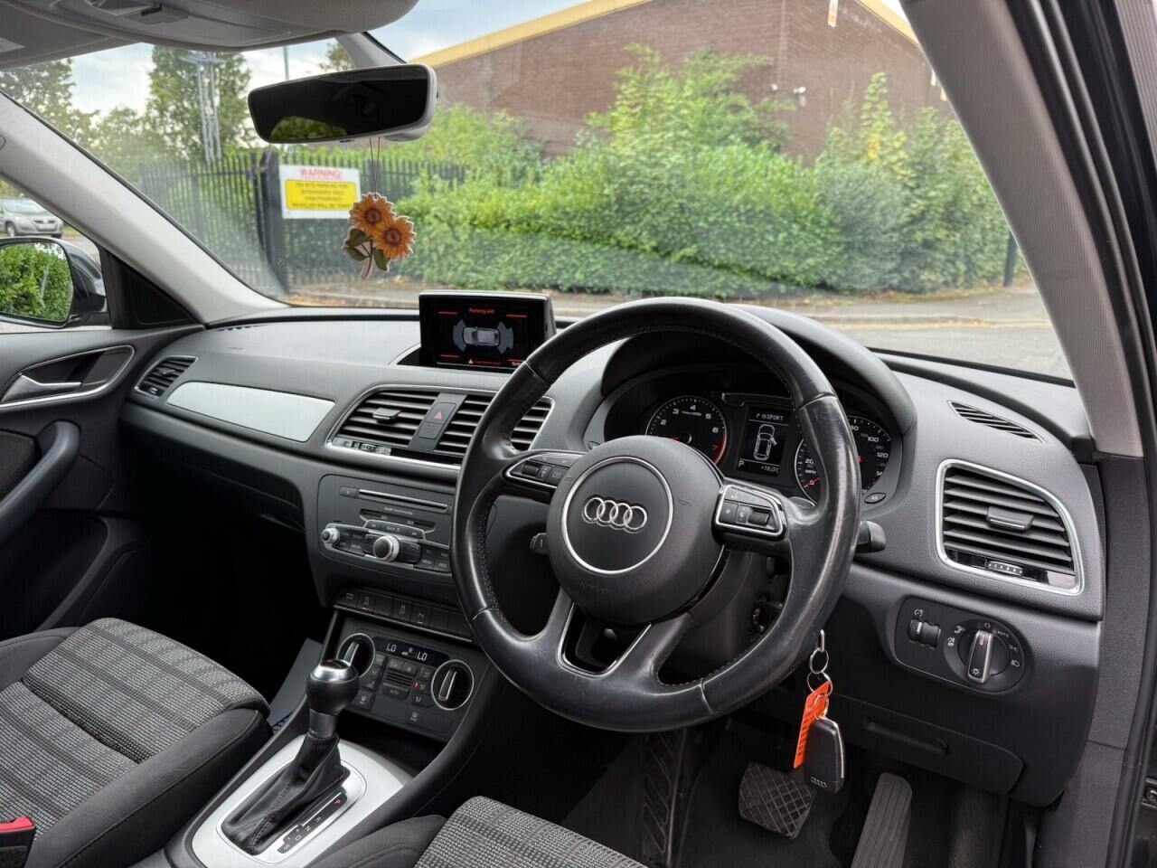 Audi Q3 view 11
