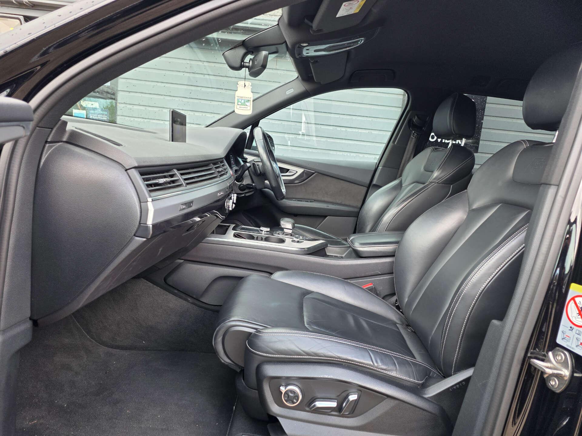 Audi SQ7 view 23