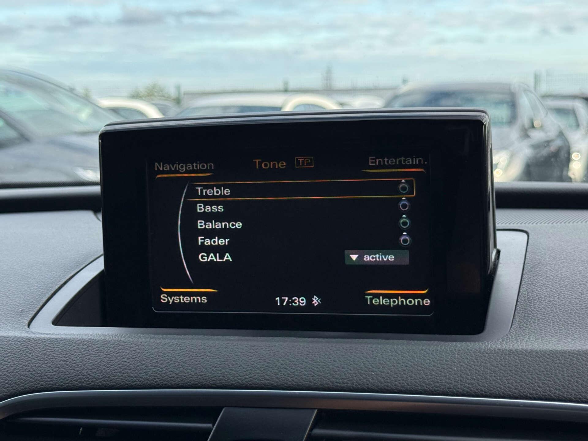 Audi Q3 view 60