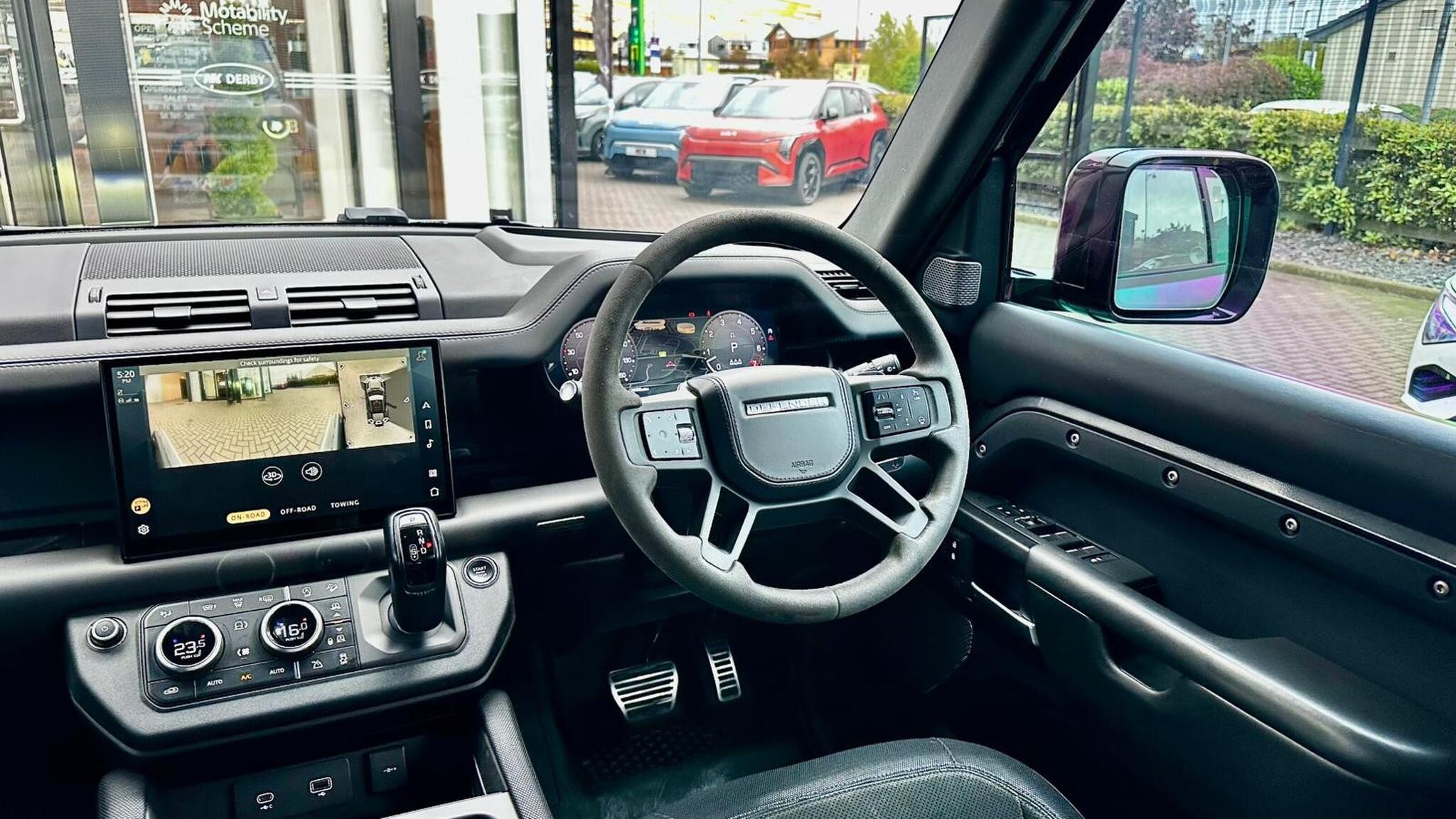 Land Rover Defender 110 view 35