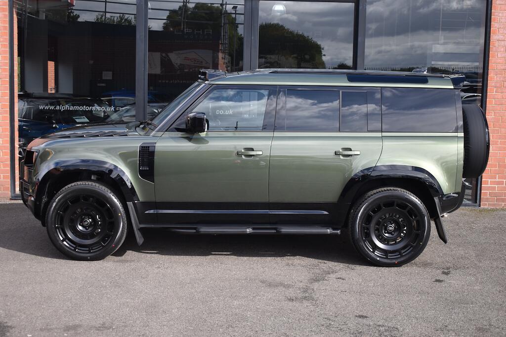 Land Rover Defender 110 view 14