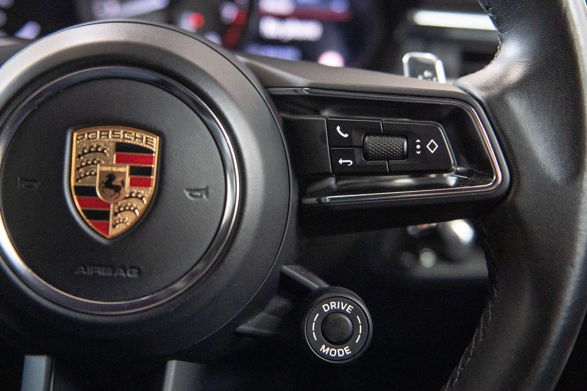 Porsche Macan view 16