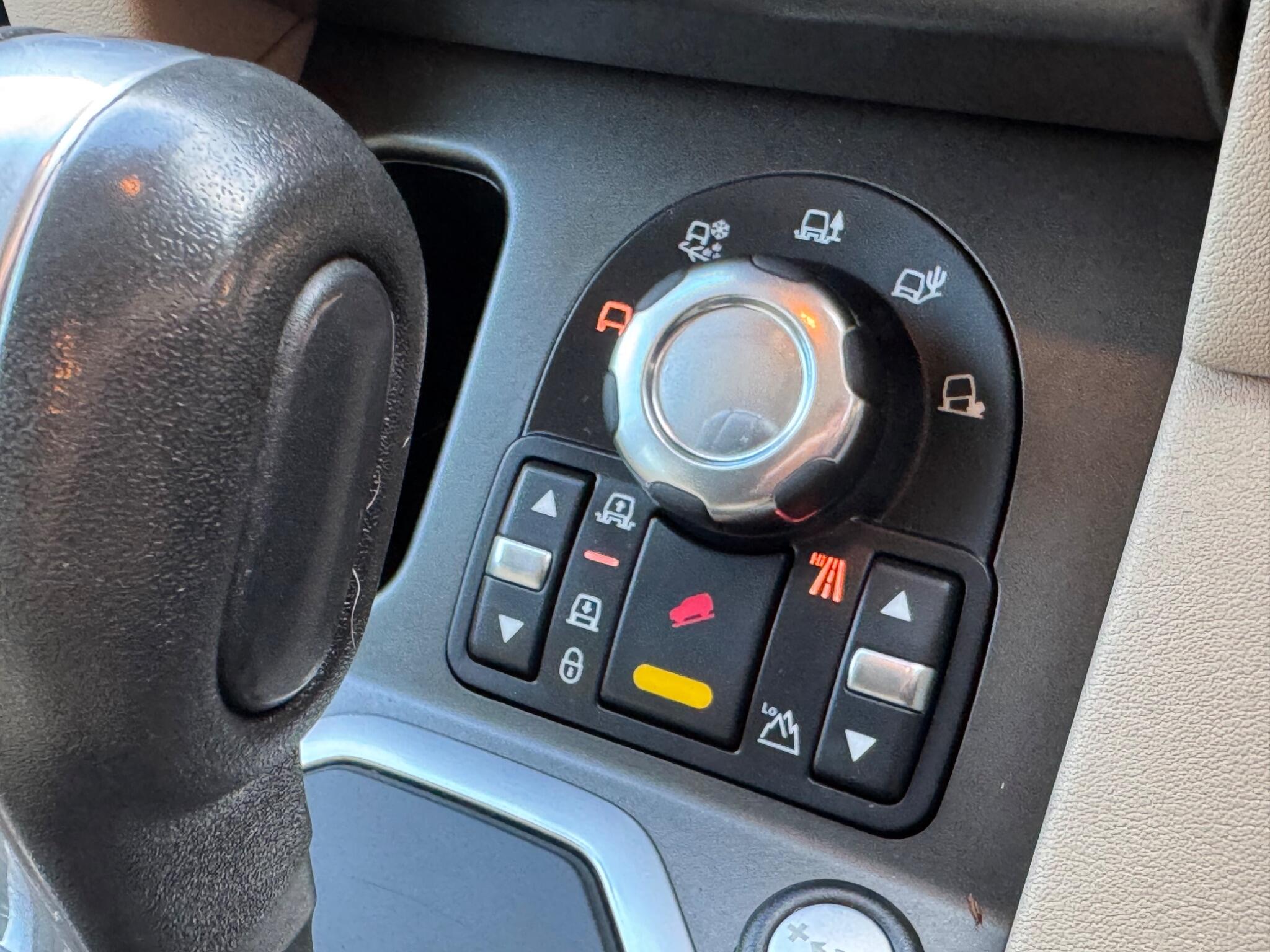 Land Rover Discovery 4 view 21