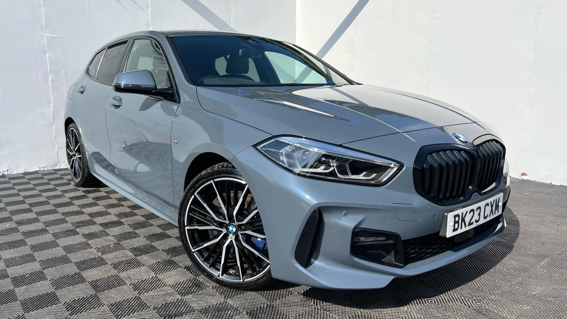 BMW 1 Series view 24