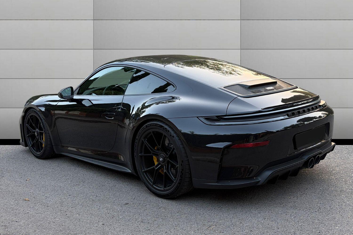 Porsche 911 view 4