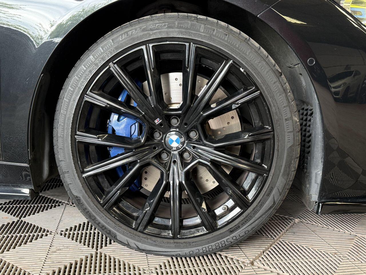 BMW 7 Series view 19