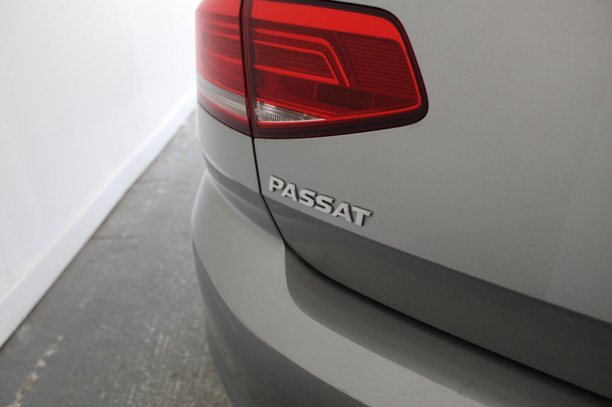Volkswagen Passat view 19