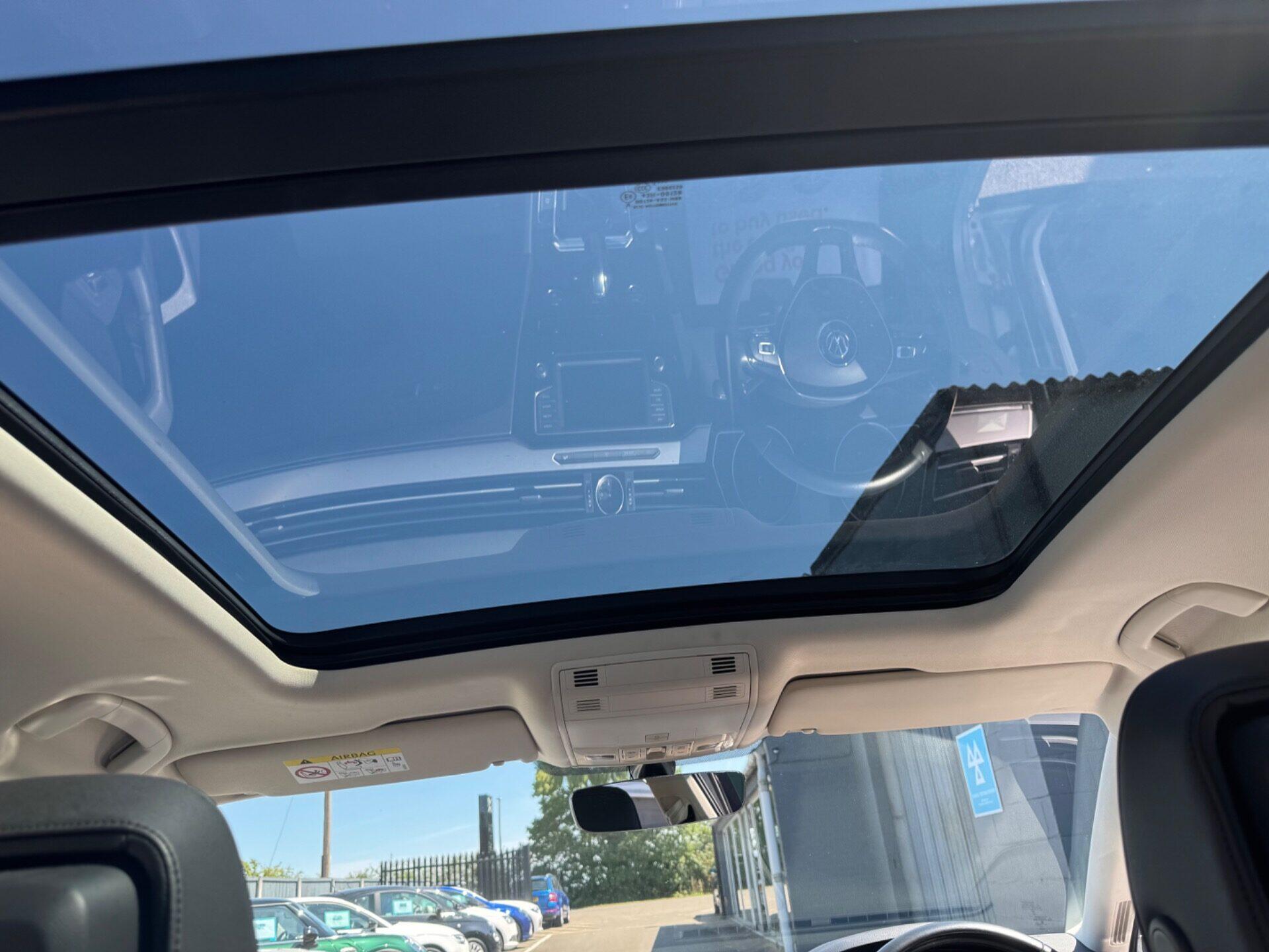 Volkswagen Passat view 28