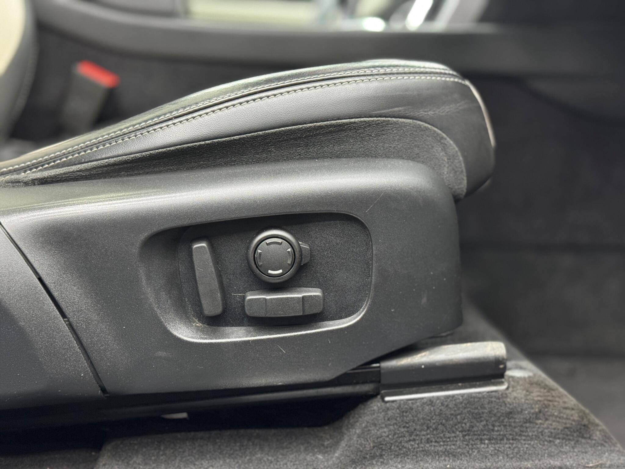 Land Rover Discovery Sport view 50