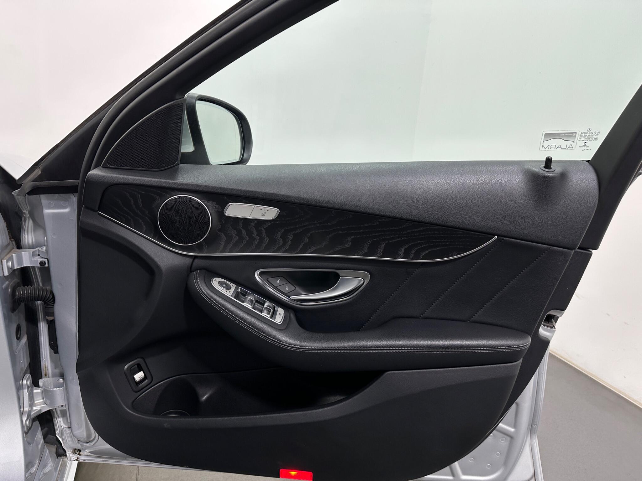 Mercedes-Benz C-Class view 35