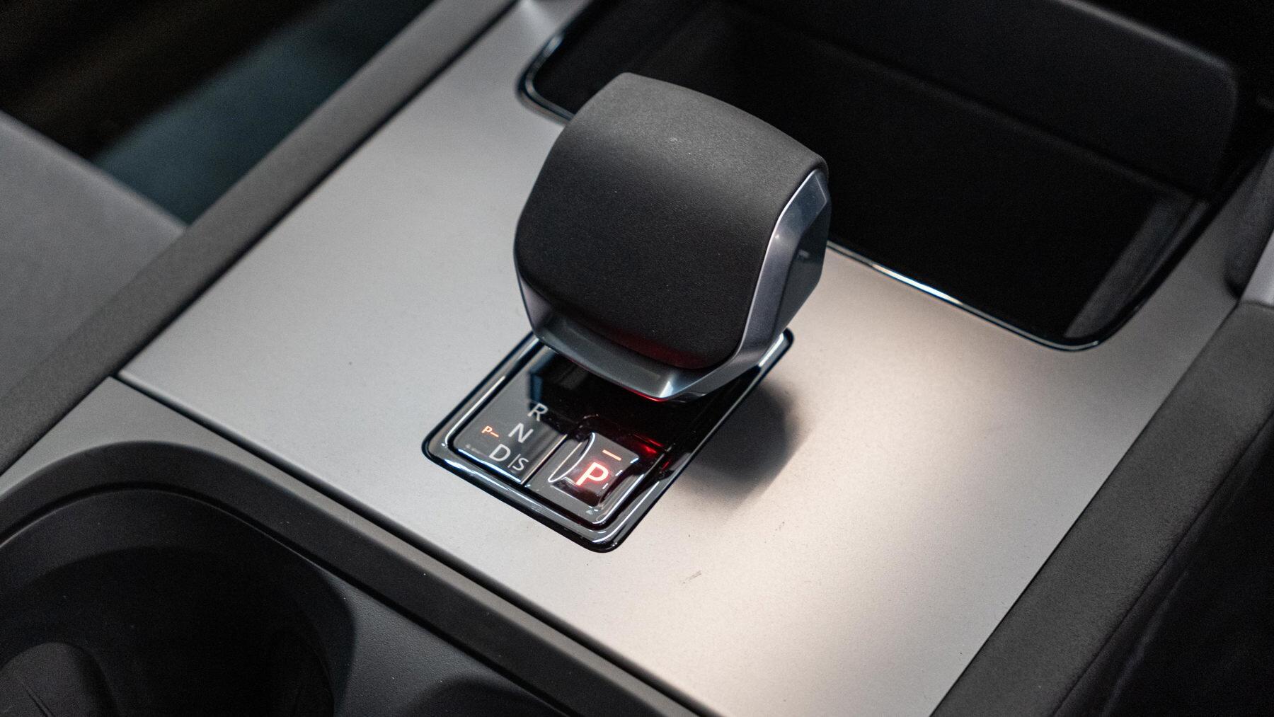 Land Rover Discovery Sport view 32