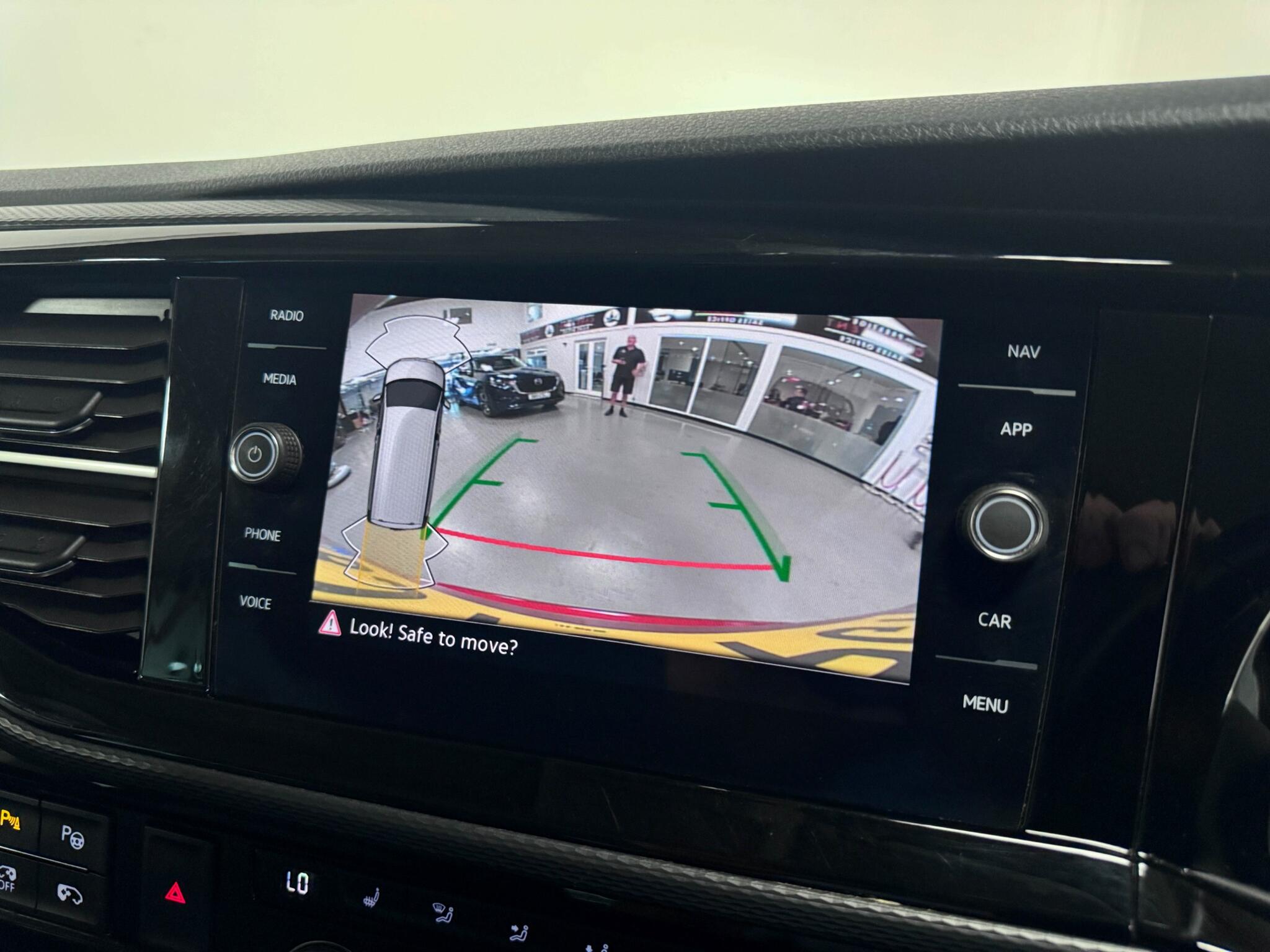 Volkswagen Caravelle view 11