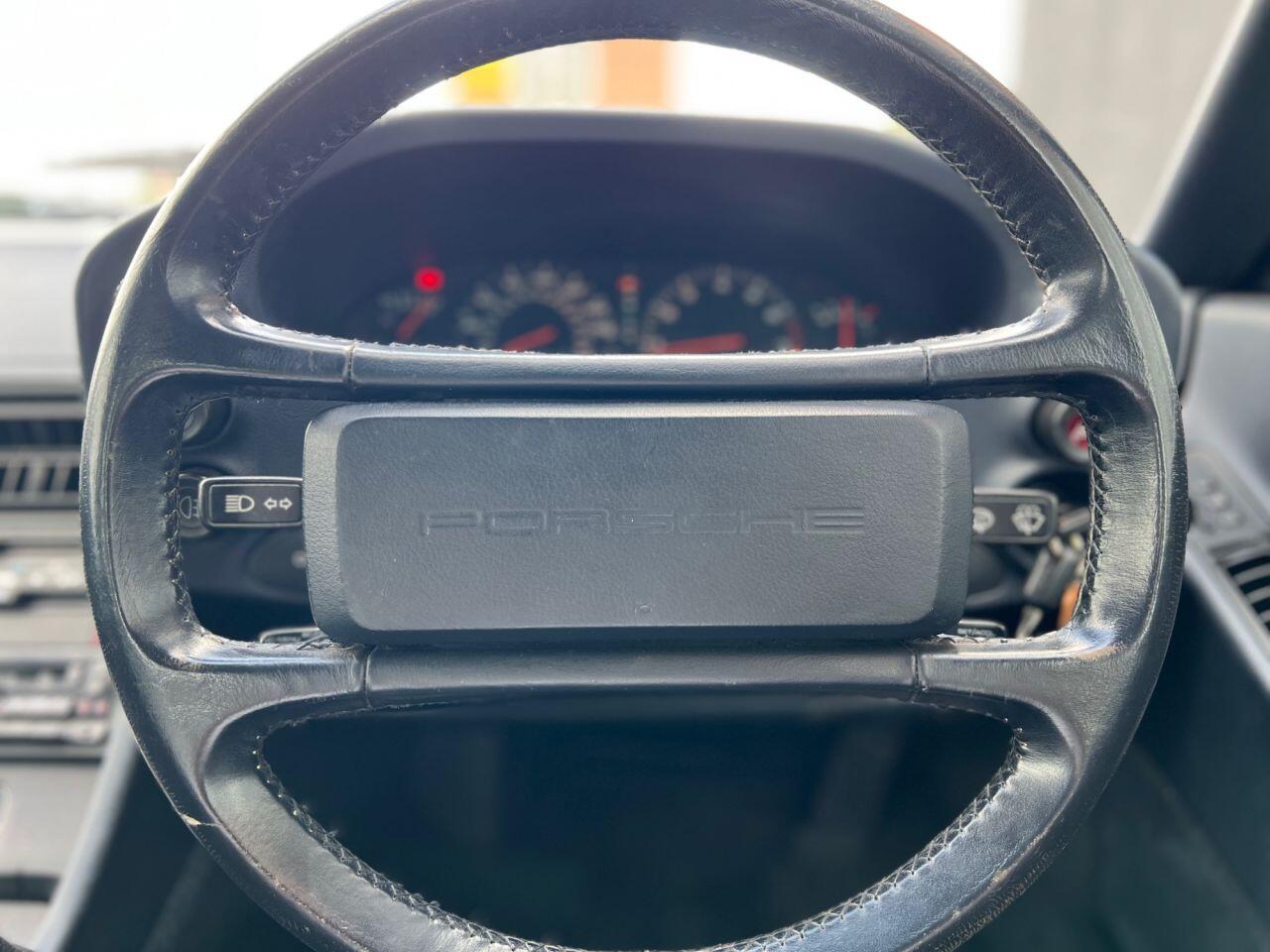 Porsche 928 view 13