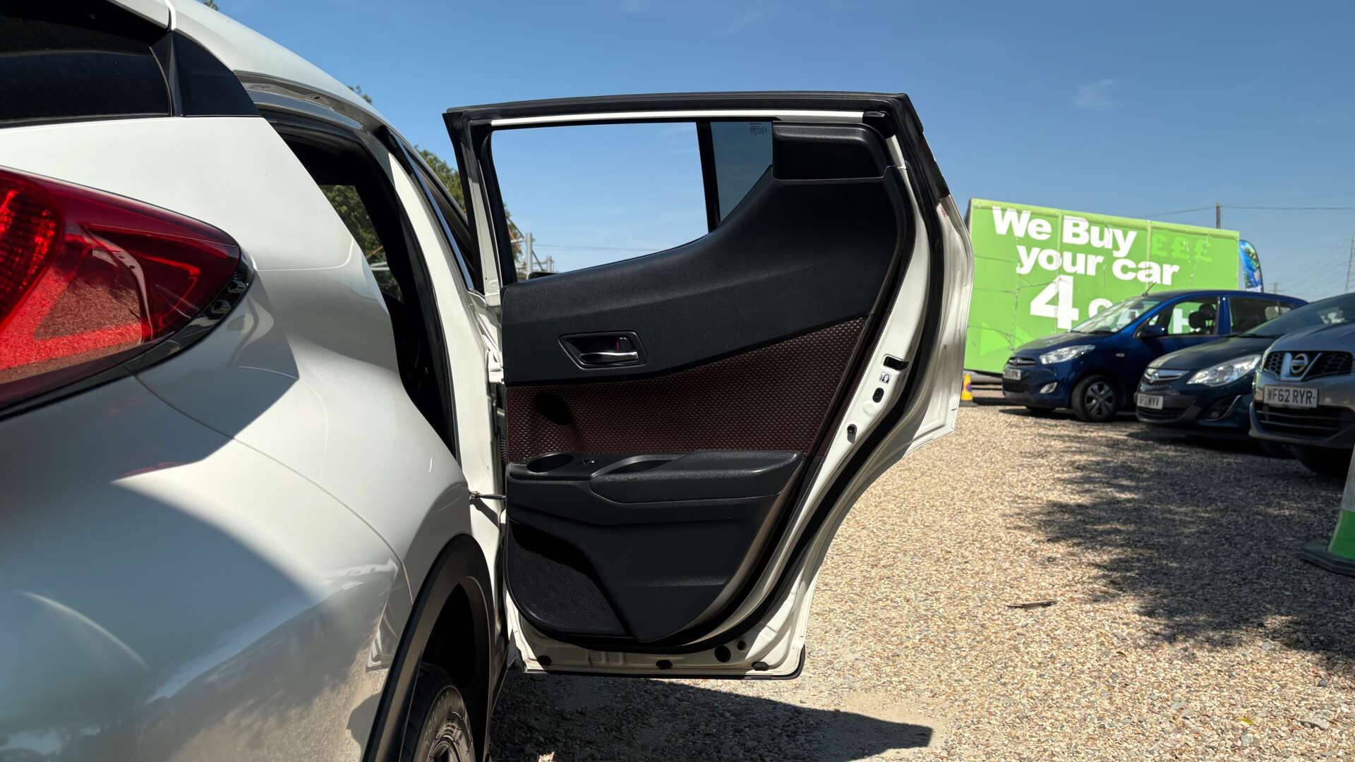 Toyota C-HR view 37