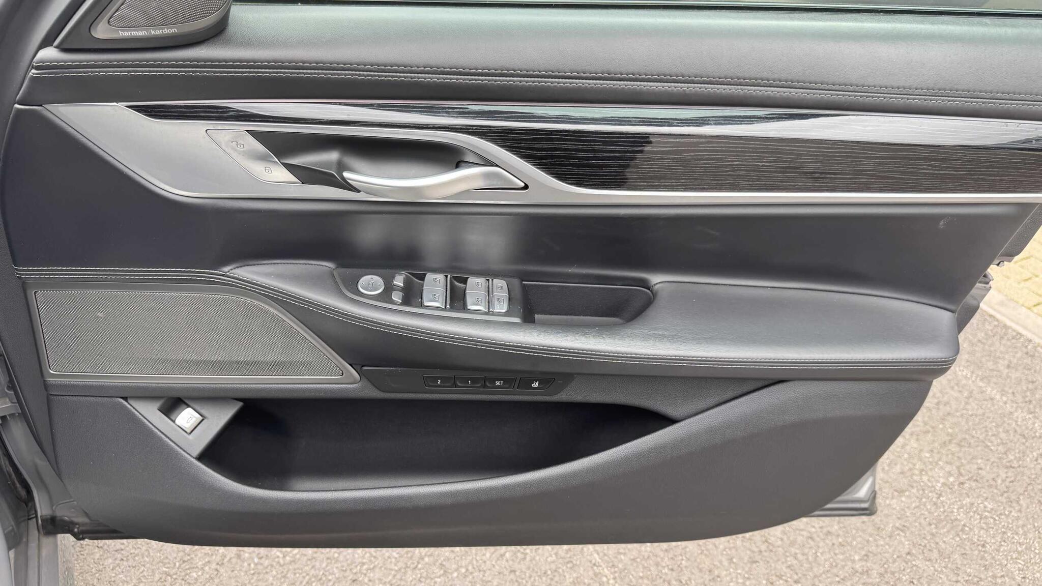 BMW 7 Series view 25