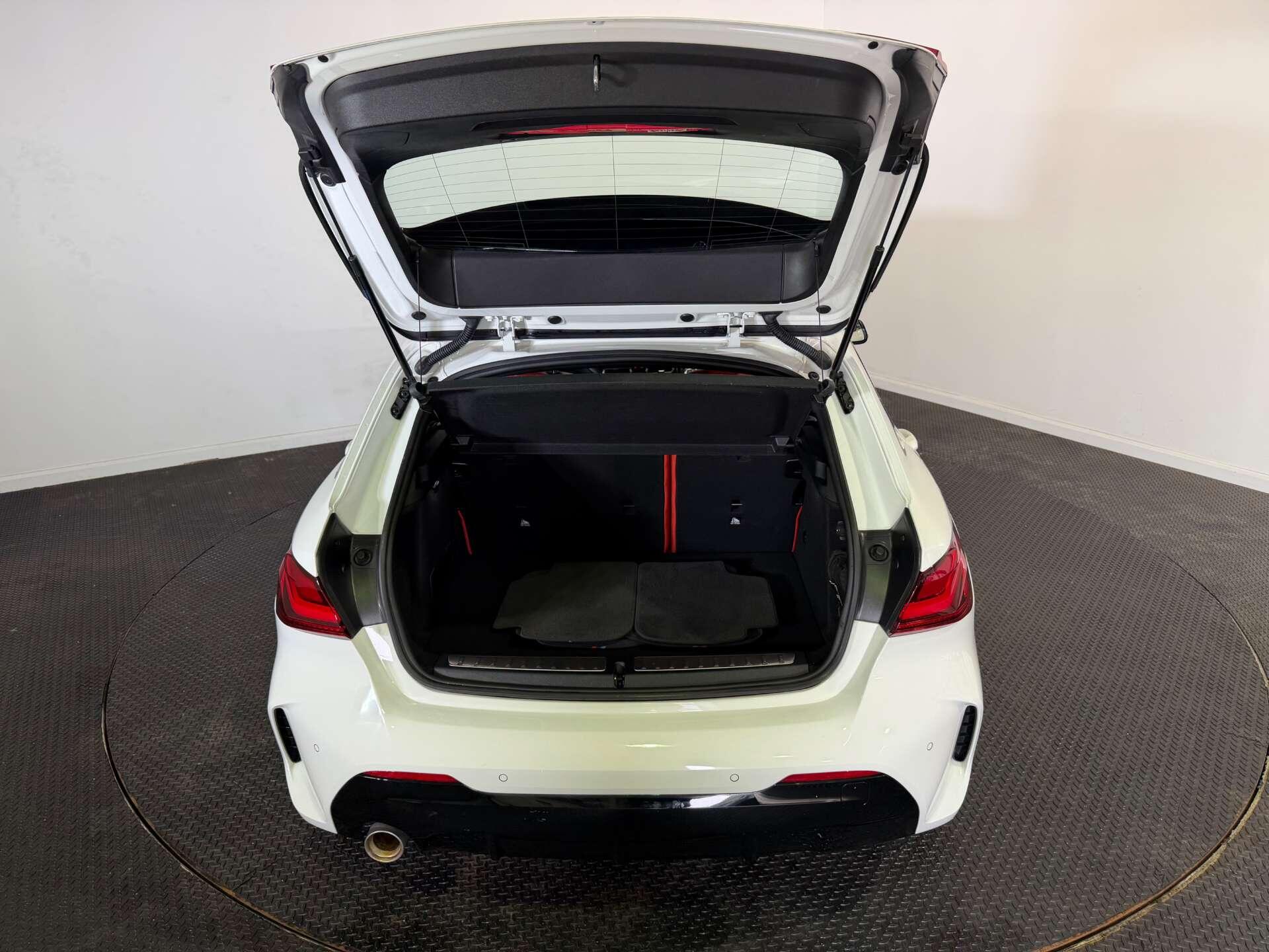 BMW 1 Series view 10