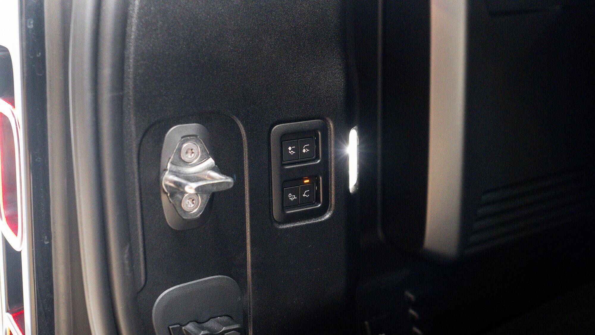 Land Rover Defender 110 view 58