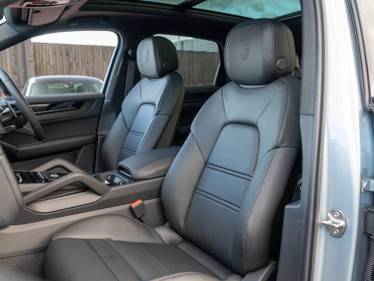 Porsche Cayenne view 36