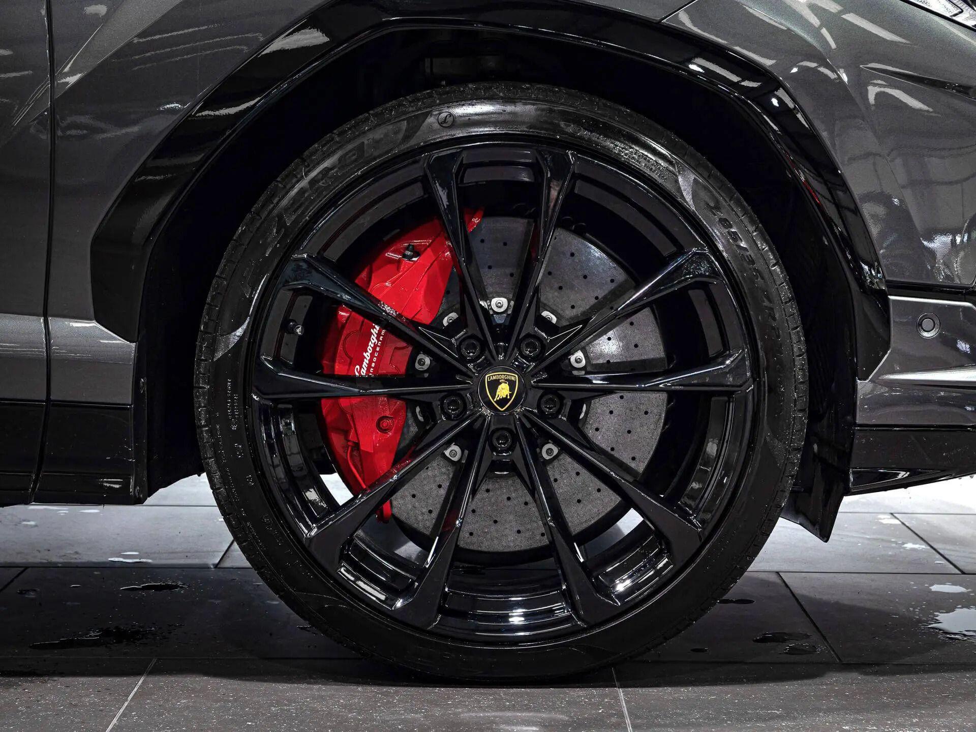 Lamborghini Urus view 7