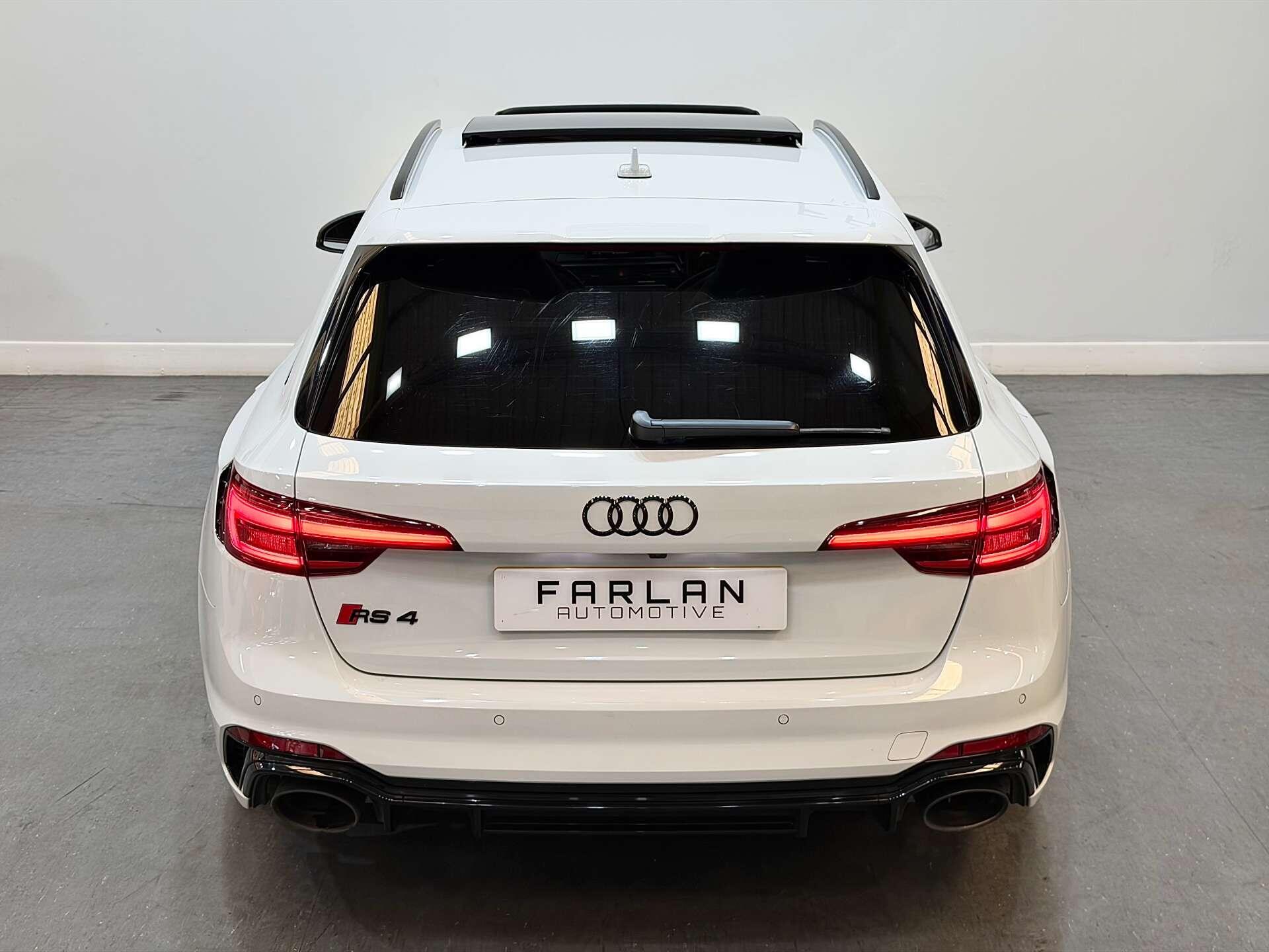 Audi RS4 view 22