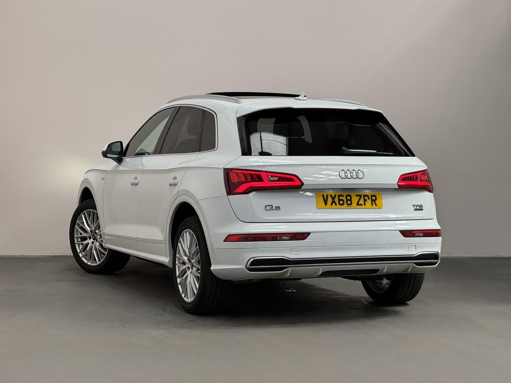 Audi Q5 view 10