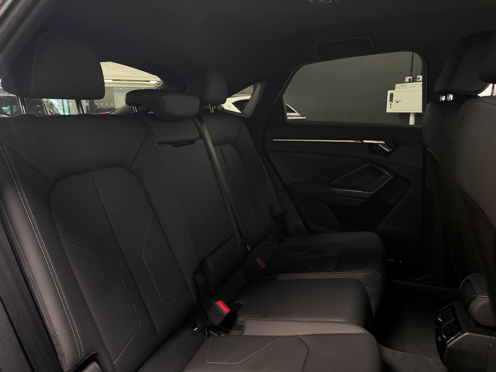 Audi Q3 view 24