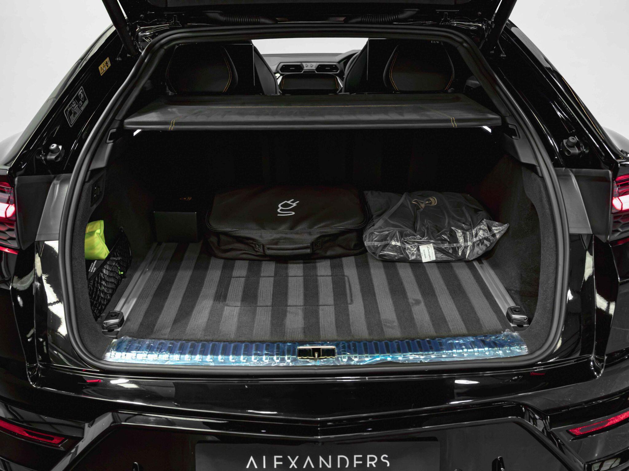 Lamborghini Urus view 31