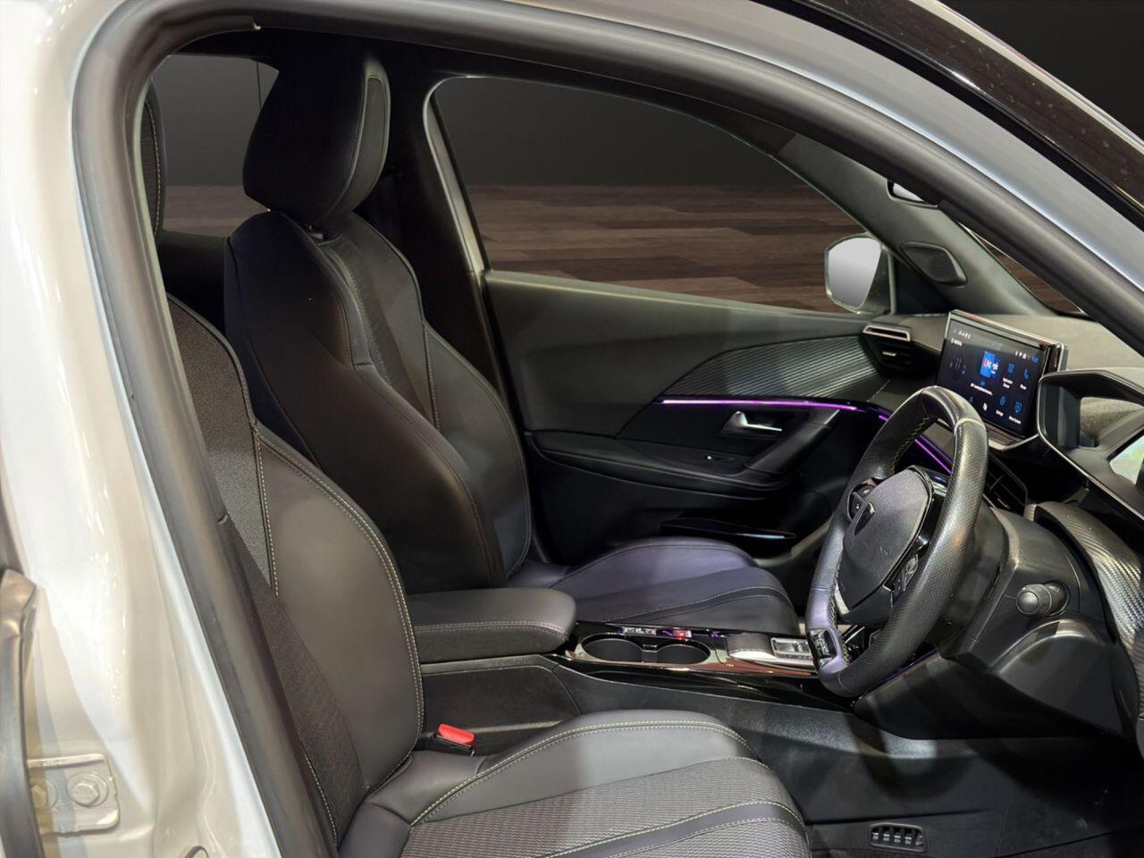 Peugeot E-2008 view 11