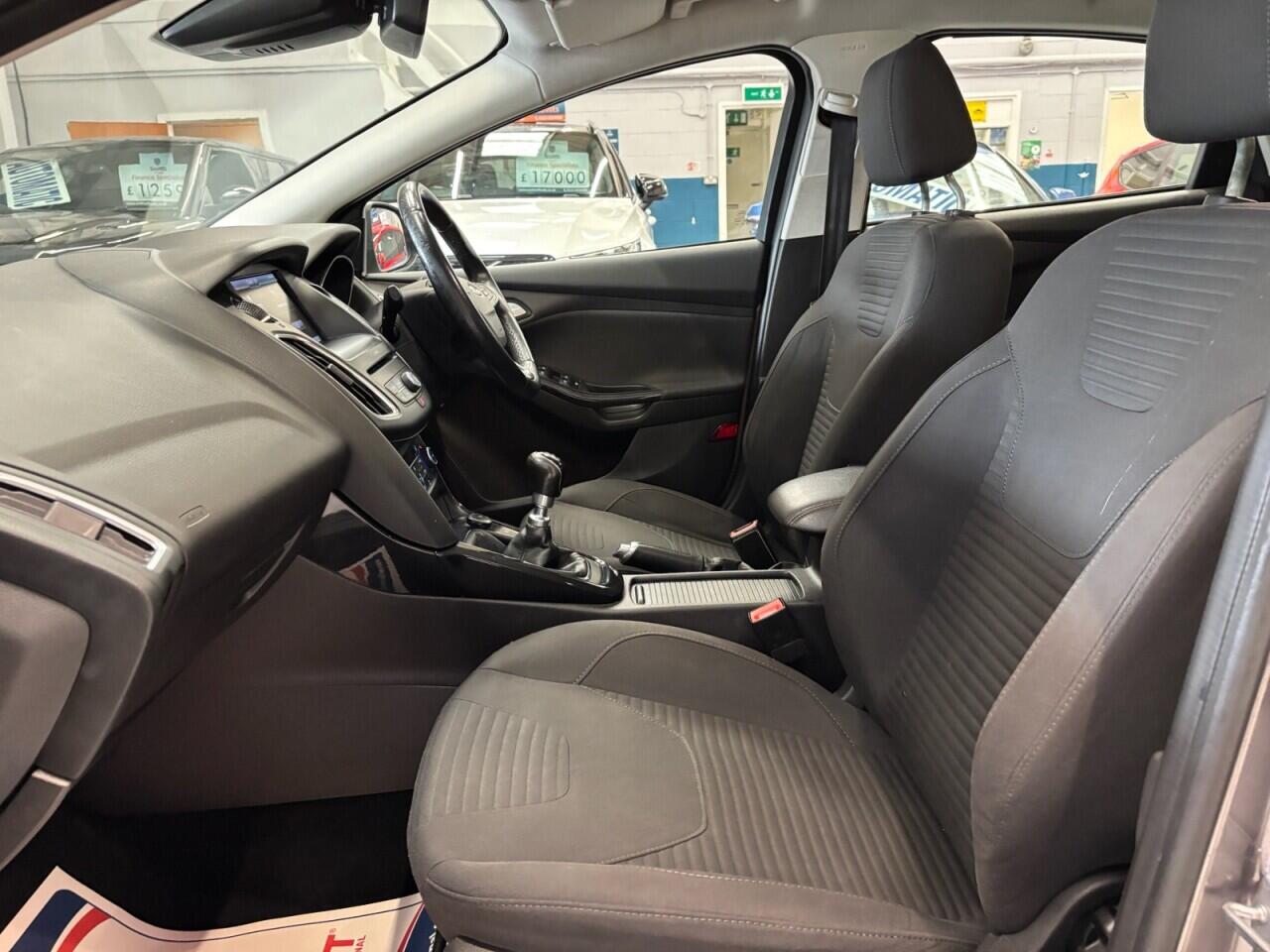 Ford Focus view 25